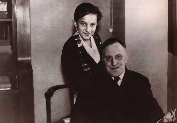 Carl von Ossietzky in der Redaktion der Weltbühne mit Tochter Rosalinde (geboren am 21. Dezember 1919), am Tag seiner Haftentlassung und einen Tag nach dem 13. Geburtstag seiner Tochter, 22. Dezember 1932 (optimiert mit Remini AI).