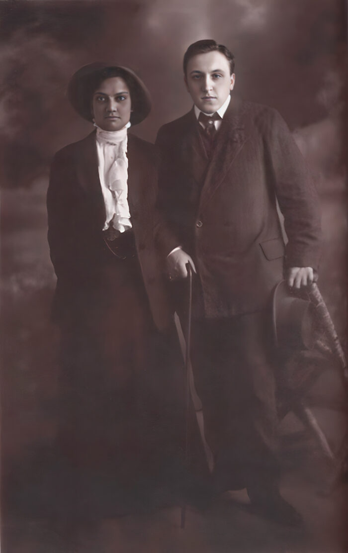Maud Hester Lichfield-Woods & Carl von Ossietzky, Verlobungsfoto, 23. Mai 1912 (optimiert mit Remini AI).