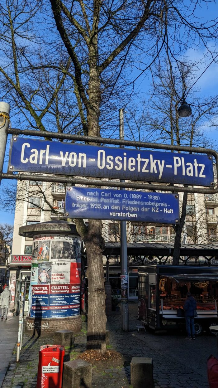Straßenschild Carl-von-Ossietzky-Platz, Hamburg St. Georg