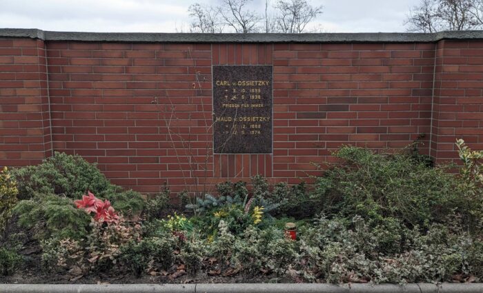 Grab von Carl von Ossietzky, Friedhof IV, Berlin-Pankow (Foto: Robert Matthees, aufgenommen 04.03.2023).