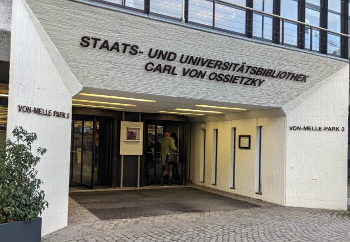 Haupteingang der Staats- und Universitätsbibliothek Hamburg Carl von Ossietzky