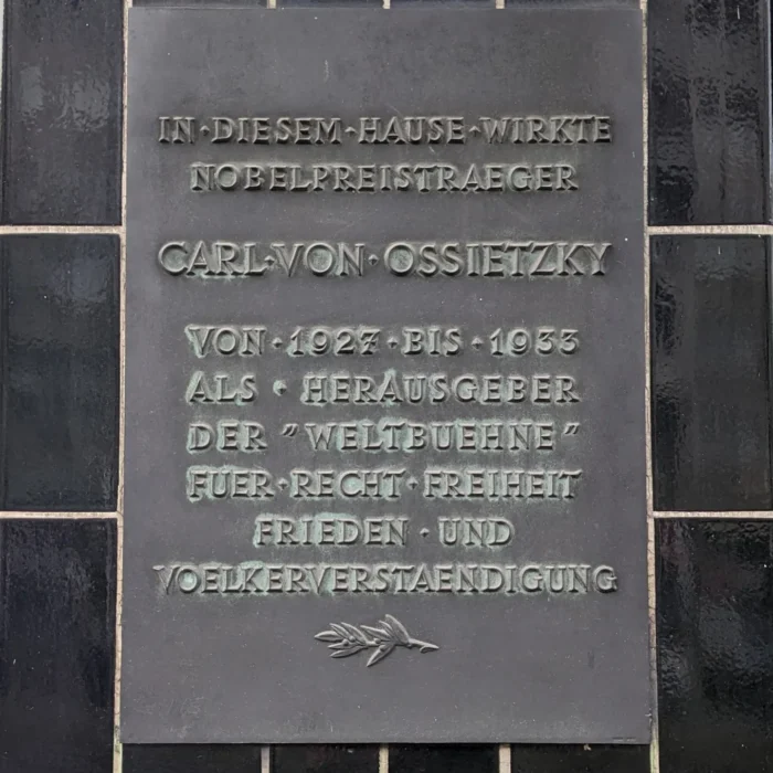 Gedenktafel am letzten Verlagssitz der Weltbühne, Kantstraße 152, Berlin (Foto: Robert Matthees, aufgenommen 05.03.2023).
